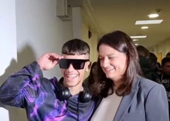 Η Κεραμέως έριξε… άκυρο σε πιτσιρικά που πήγε να βγάλει φωτογραφία μαζί της, φορώντας γυαλιά (video)