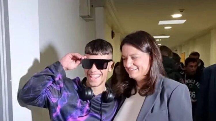 Η Κεραμέως έριξε… άκυρο σε πιτσιρικά που πήγε να βγάλει φωτογραφία μαζί της, φορώντας γυαλιά (video)