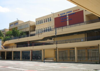 Θεσσαλονίκη: Μαθητής κόπηκε από σπασμένο τζάμι – Μεταφέρθηκε στο νοσοκομείο