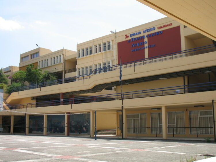 Θεσσαλονίκη: Μαθητής κόπηκε από σπασμένο τζάμι – Μεταφέρθηκε στο νοσοκομείο