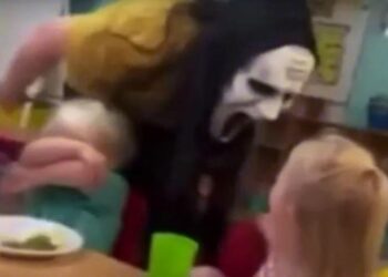 Σάλος βρεφονηπιοκόμους σε παιδικό σταθμό: Τρόμαζαν παιδάκια φορώντας μάσκες Scream (video)