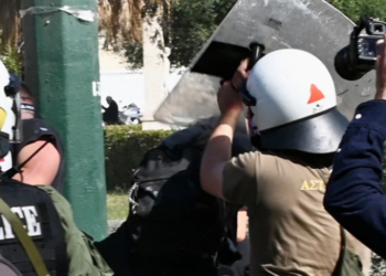 (Πάρα πολύ) άνδρας των ΜΑΤ χτυπά φοιτήτρια στο κεφάλι με την ασπίδα του (vid)