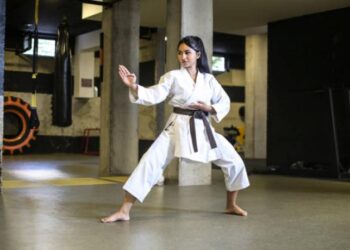 «Δε θέλω μαγκιές, έχω καφέ ζώνη στο καράτε και δέρνω γονείς» – Σάλος με καθηγήτρια Αγγλικών