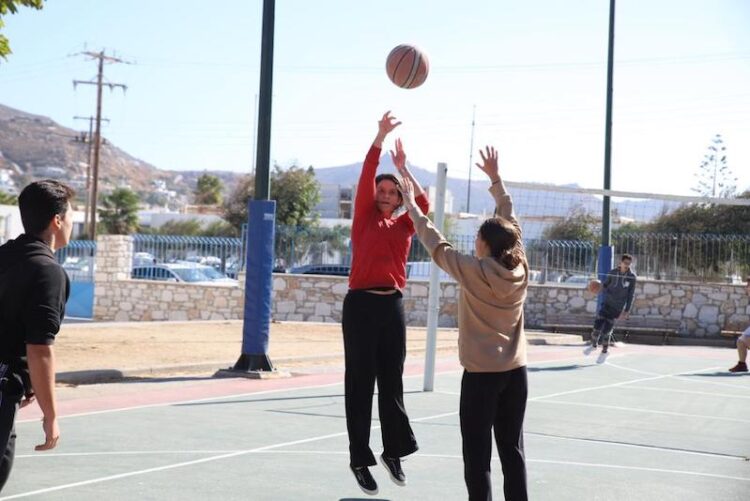 Δείτε σε λίγο βίντεο και φωτό με τη Ν. Κεραμέως να δίνει τα “ρέστα” της σε αγώνα μπάσκετ με μαθητές