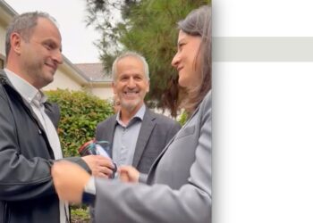 Διευθυντής Σχολείου προσέφερε μέλι στην υπ. Παιδείας (Βίντεο)