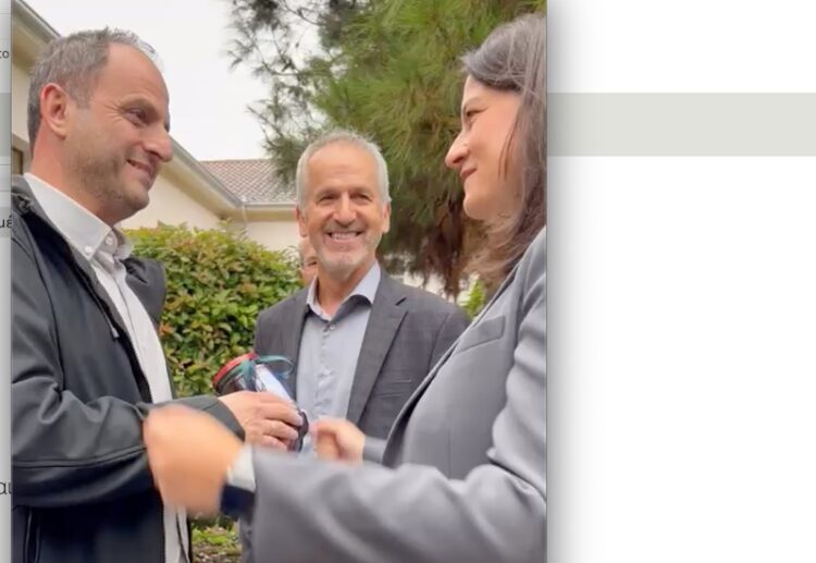 Διευθυντής Σχολείου προσέφερε μέλι στην υπ. Παιδείας (Βίντεο)