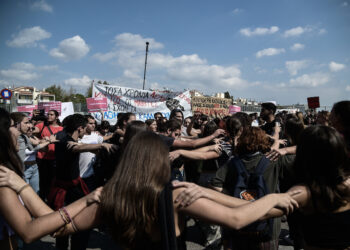 Μαθητές: Σου φέρνουμε κουβέρτες Κεραμέως Νίκη… σε λίγο θα ζητήσεις για τα σχολεία νοίκι