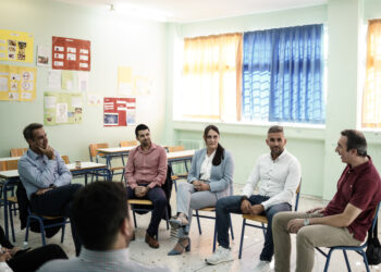 Ο Πρωθυπουργός συζητά με νεοδιόριστους εκπαιδευτικούς στο σχολείο τους