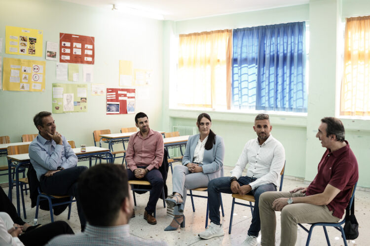 Ο Πρωθυπουργός συζητά με νεοδιόριστους εκπαιδευτικούς στο σχολείο τους