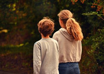 Γονείς: 7 tips για να αντιμετωπίσετε τον “δύσκολο” έφηβο που αντιμιλά