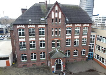 Τα ωρολόγια προγράμματα   δίγλωσσων Δημοτικών Σχολείων και Γυμνασίων  Μονάχου