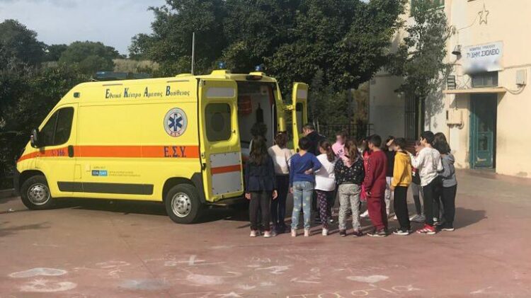 Κρήτη: Μαθητής προσπάθησε να βάλει τέλος στη ζωή του – Τον έσωσαν οι συμμαθητές του όταν έμαθαν ότι πήρε χάπια