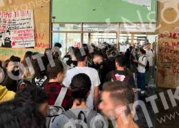 Φοιτητές περιμένουν πάνω από μία ώρα στην ουρά για να πάρουν φαγητό (φωτο, video)