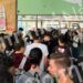 Φοιτητές περιμένουν πάνω από μία ώρα στην ουρά για να πάρουν φαγητό (φωτο, video)