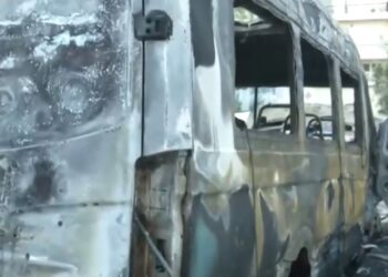 Έκαψαν σχολικό λεωφορείο στην Αργυρούπολη (video)