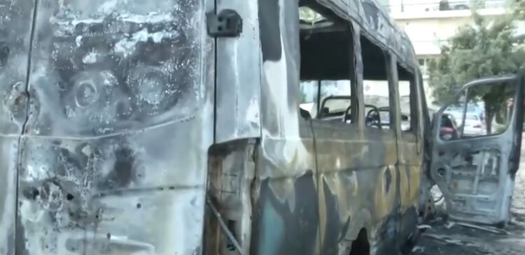 Έκαψαν σχολικό λεωφορείο στην Αργυρούπολη (video)