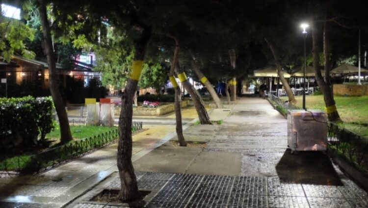 Καταγγελία για περιστατικό βίας ανηλίκων στη Νέα Σμύρνη: Τους στραβοκοίταξε και τον «σάπισαν» στον ξύλο (vid)