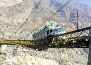 Viral: Αυτή είναι η πιο επικίνδυνη γέφυρα στον κόσμο (φωτο, video)