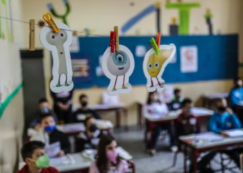 Υπάρχει ελπίδα: Δάσκαλοι & γονείς μαθητών έσωσαν 10χρονο που κινδύνευε να μείνει χωρίς σπίτι – Οι κατηγορίες προς την κυβέρνηση