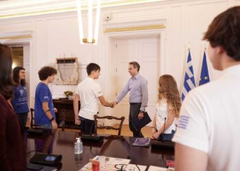 Συνάντηση Μητσοτάκη με την Εθνική ομάδα μαθητικής ρομποτικής – «Προχωρημένο το προϊόν που κατασκευάσατε»