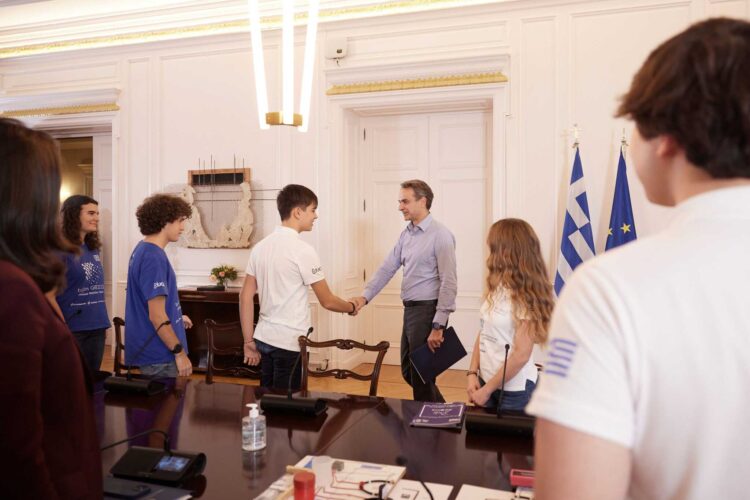 Συνάντηση Μητσοτάκη με την Εθνική ομάδα μαθητικής ρομποτικής – «Προχωρημένο το προϊόν που κατασκευάσατε»