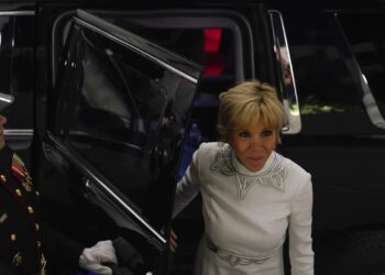 Γαλλία: Ποδιές στα σχολεία θέλει η Μπριτζίτ Μακρόν