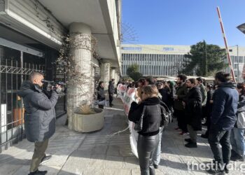 Φοιτητές ΑΠΘ: Διαμαρτυρία στην Πρυτανεία για τις ηλεκτρονικές εκλογές (video)