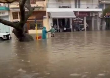 «Πνίγηκε» η Αριδαία – Σε απόγνωση κάτοικοι και καταστηματάρχες – Κλειστά την Τρίτη τα σχολεία – «Λίμνη» το γήπεδο του Αλμωπού