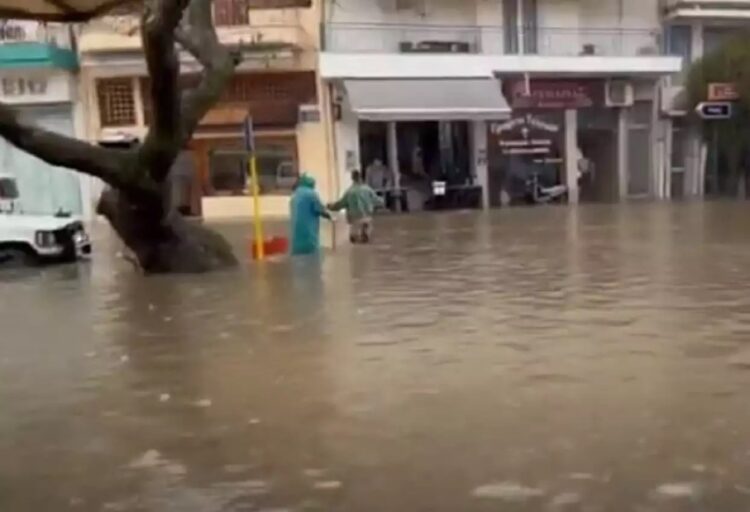 «Πνίγηκε» η Αριδαία – Σε απόγνωση κάτοικοι και καταστηματάρχες – Κλειστά την Τρίτη τα σχολεία – «Λίμνη» το γήπεδο του Αλμωπού