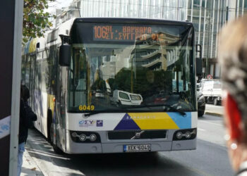 Οδηγός λεωφορείου έδωσε το τιμόνι σε ανήλικη μαθήτρια- Βίντεο ντοκουμέντο