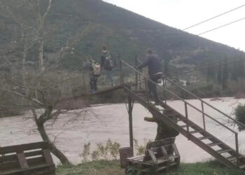 Κακοκαιρία: Παρέμβαση εισαγγελέα για την επικίνδυνη διέλευση μαθητών από τον Εύηνο