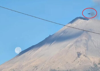 Ηφαίστειο μοιάζει να ξερνάει «UFO»: Η φωτογραφία που έγινε viral