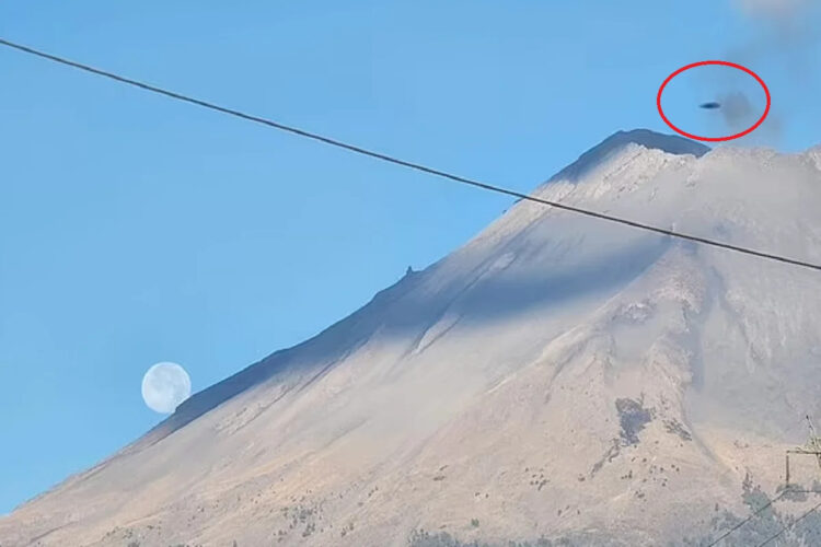 Ηφαίστειο μοιάζει να ξερνάει «UFO»: Η φωτογραφία που έγινε viral