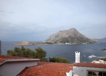 Τέλενδος: Δάσκαλος ταξιδεύει με καΐκι καθημερινά για να κάνει μάθημα στον μοναδικό μαθητή (video)