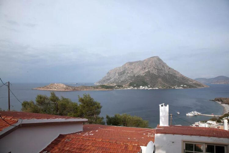 Τέλενδος: Δάσκαλος ταξιδεύει με καΐκι καθημερινά για να κάνει μάθημα στον μοναδικό μαθητή (video)