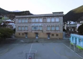 Σε σχολείο της Άμφισσας εντοπίστηκαν μια χειροβομβίδα και δεκάδες σφαίρες