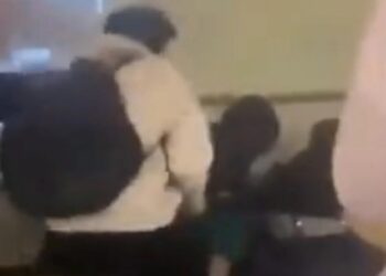 Χαμός στην τάξη του καθηγητή που καταγγέλλεται για παρενόχληση στην Πάτρα: Του επιτέθηκαν οι μαθητές του