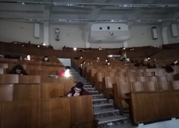 Φοιτητές στο ΑΠΘ έδωσαν εξετάσεις με τους φακούς των κινητών τους λόγω διακοπής ρεύματος