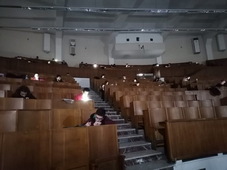 Φοιτητές στο ΑΠΘ έδωσαν εξετάσεις με τους φακούς των κινητών τους λόγω διακοπής ρεύματος