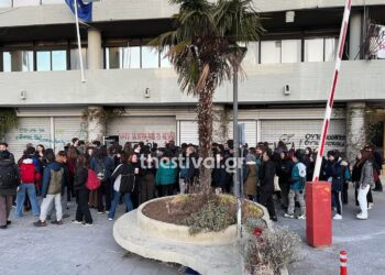 ΤΩΡΑ: Αποκλεισμός της Πρυτανείας του ΑΠΘ – Φοιτητές διαμαρτύρονται για τις ηλεκτρονικές εκλογές (video)