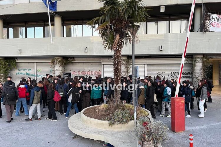 ΤΩΡΑ: Αποκλεισμός της Πρυτανείας του ΑΠΘ – Φοιτητές διαμαρτύρονται για τις ηλεκτρονικές εκλογές (video)