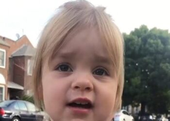 Κοριτσάκι αποχαιρετά τη μαμά του για το σχολείο με τον πιο γλυκό τρόπο