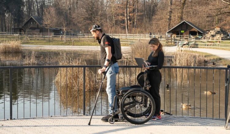 Εμφύτευμα βοηθά ασθενή με παράλυση να περπατήσει