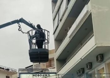 Μαθητής ανεβαίνει σε γερανό για να γλιτώσει τις… ασκήσεις – Επικό βίντεο από φροντιστήριο