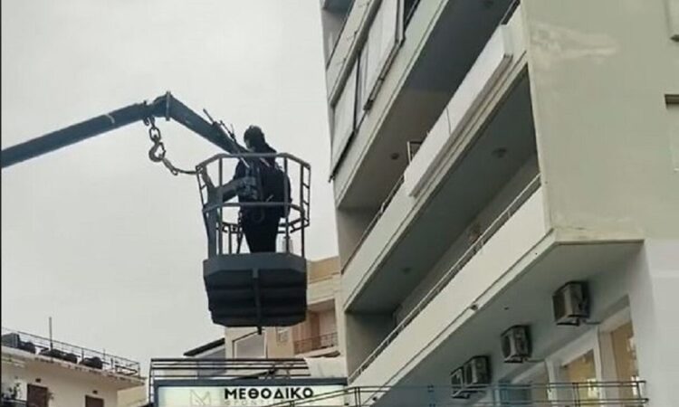 Μαθητής ανεβαίνει σε γερανό για να γλιτώσει τις… ασκήσεις – Επικό βίντεο από φροντιστήριο