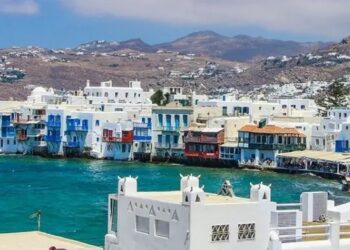 Κραυγή αγωνίας από εκπαιδευτικούς στα νησιά: Τους διώχνουν σε… κάμπινγκ για χάρη του τουρισμού -Το υπουργείο «αγνοείται»