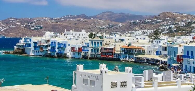 Κραυγή αγωνίας από εκπαιδευτικούς στα νησιά: Τους διώχνουν σε… κάμπινγκ για χάρη του τουρισμού -Το υπουργείο «αγνοείται»