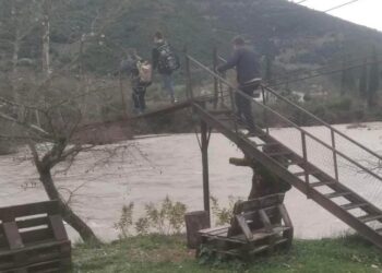 Αγρίνιο: Μαθητές διέσχισαν αιωρούμενη γέφυρα πάνω από ποταμό με ορμητικά νερά (φωτο)