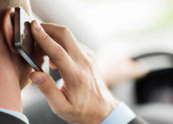 SOS από τους επιστήμονες για τα τηλεφωνήματα στο κινητό: «Αυξάνουν την πίεση – Μη μιλάτε πάνω από 30 λεπτά την εβδομάδα»