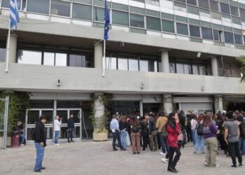 ΑΠΘ: Κουκουλοφόροι έσπασαν τις εισόδους στο Αριστοτέλειο – Βανδάλισαν και τη λέσχη (video)